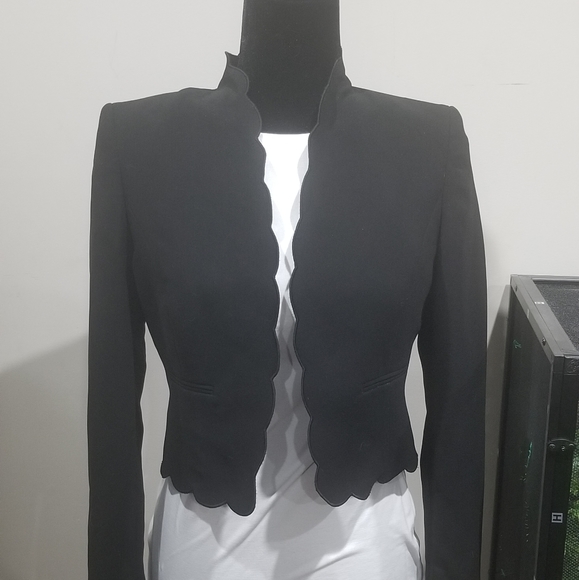 Stylish scalloped edge black open front blazer - Picture 1 of 7